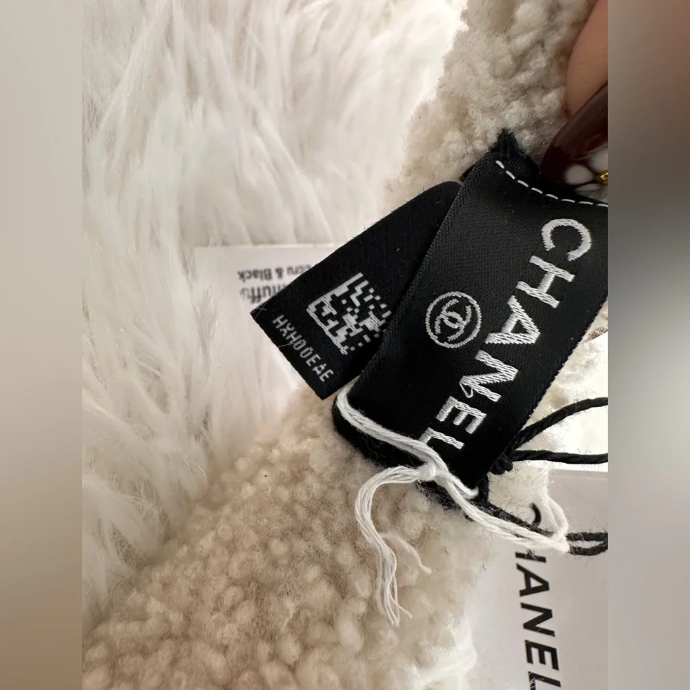❌ SOLD. ❌ CHANEL White Ivory Earmuffs with Black CC - Picture 5 of 5
